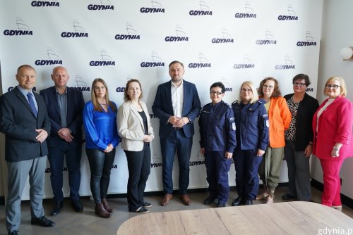 Na zdj. m.in.: Tomasz Augustyniak, dyrektor zarządzający ds. społecznych, Anna Melki, dyrektor GCZ, mł. insp. Beata Nienadowska, komendant Policji, Aleksandra Kuklińska, główny specjalista Gdyńskiego Centrum Zdrowia oraz pozostali uczestnicy projektu (fot. Magda Śliżewska)