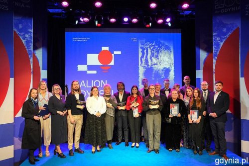 Na scenie nominowani oraz laureaci tegorocznych Galionów Gdyńskich w towarzystwie prezydent Gdyni Aleksandry Kosiorek, dyrektora zarządzającego ds. kultury i aktywności mieszkańców Mariusza Bzdęgi, radnych miasta: Dominika Aziewicza, Larysy Kramin i Agnieszki Tokarskiej (fot. Mirosław Pieślak)