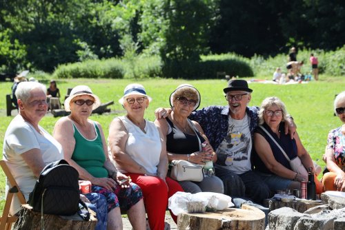 Seniorzy na pikniku na Polance Redłowskiej (fot. Magda Śliżewska)