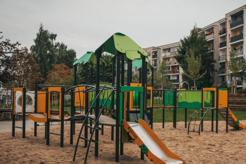 Nowy zestaw zabawowy na placu zabaw dla dzieci starszych przy ul. Staffa (fot. Marcin Mielewski, Zarząd Dróg Mieskich)