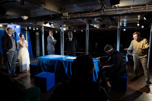 Trwają przygotowania do premiery „Żeglarza” Jerzego Szaniawskiego w reżyserii Krzysztofa Babickiego. Scena zbiorowa podczas próby medialnej (fot. Roman Jocher)