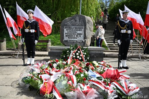 Posterunek honorowy przy pomniku Konstytucji 3 Maja z okazji obchodów Święta Narodowego Trzeciego Maja (fot. Michał Puszczewicz)