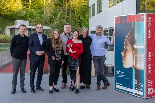 Wspólne zdjęcie po wręczeniu nagrody. Od lewej: Przemek Rydzewski, Mariusz Bzdęga, Urszula Morga, Jerzy Rados,  Angela Pisarewa, Katarzyna Klimkiewicz i Zygmunt Miłoszewski (fot. Anna Rezulak/GCF)