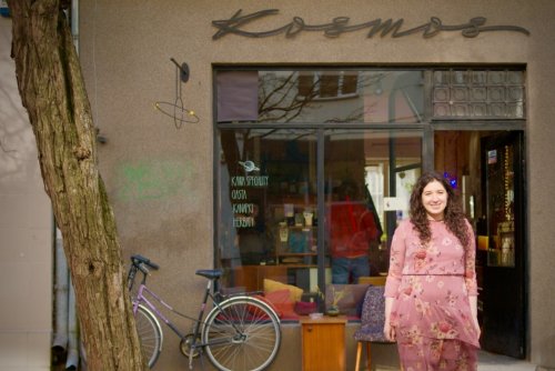 Arletta Kępińska, właścicielka kawiarni, przed „Kosmosem” (fot. materiały Gdyńskiego Centrum Wspierania Przedsiębiorczości)