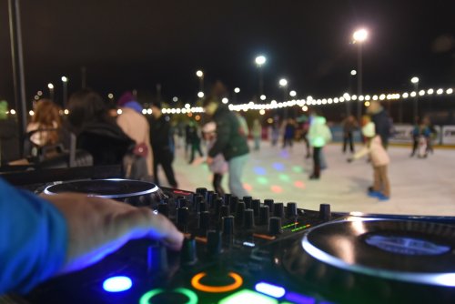 DJ RAV podczas otwarcia gdyńskiego lodowiska (fot. gdyniasport)