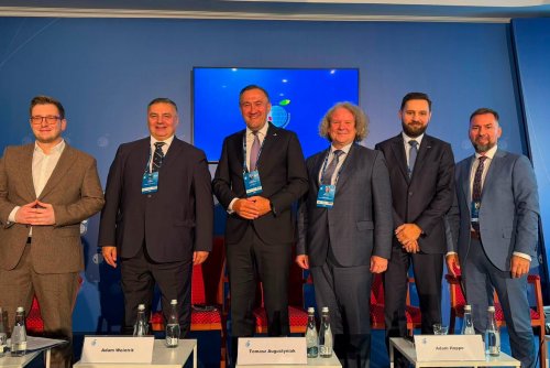 Na zdjęciu m.in.: prof. Adam Weintrit, rektor Uniwersytetu Morskiego w Gdyni, Adam Hoppe, dyrektor Biura Strategii i Rozwoju Portu Gdynia, Krzysztof Walczak, dyrektor Departamentu Zarządzania Bezpieczeństwem Portu Gdańsk, Dariusz Jellonnek, prezes zarządu Polskiego Związku Przedsiębiorców Żeglugowych (fot. materiały prasowe)