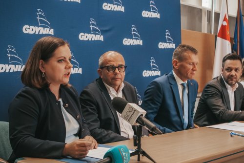 Prezydent Gdyni Aleksandra Kosiorek podczas konferencji towarzyszącej podpisaniu umów na budowę 260 nowych wiat przystankowych w Gdyni (fot. Marcin Mielewski) 