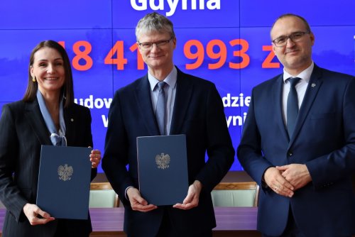 Od lewej: Beata Rutkiewcz, wojewoda pomorska, Rafał Geremek, wiceprezydent Gdyni, Emil Rojek, wicewojewoda pomorski (fot. Pomorski Urząd Wojewódzki) 