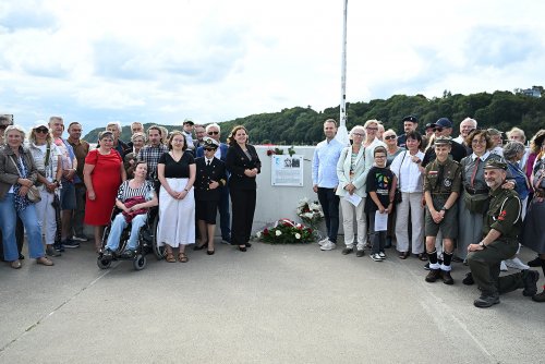 W uroczystościach udział wzięli m.in.: prezydent Gdyni Aleksandra Kosiorek, radne: Teresa Bysewska i Joanna Zielińska, radny Norbert Anisowicz, wicedyrektor Muzeum Marynarki Wojennej Aleksander Gosk, a także bliscy wyróżnionych, harcerze i mieszkańcy (fot. Michał Puszczewicz)