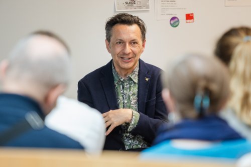 Spotkania z Jackiem Karczewskim zaczynają się w bibliotece (fot. Karol Stańczak)