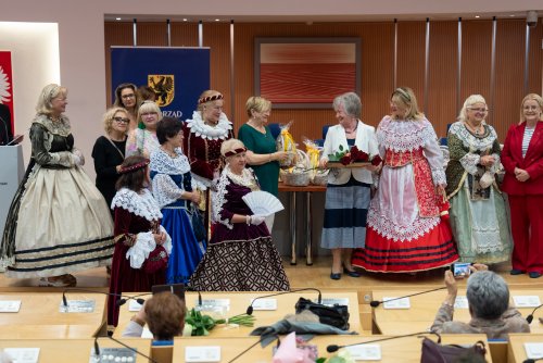 Tegoroczni laureaci konkursu „Pomorskie dla seniorów” (fot. Jacek Sowa/UMWP)