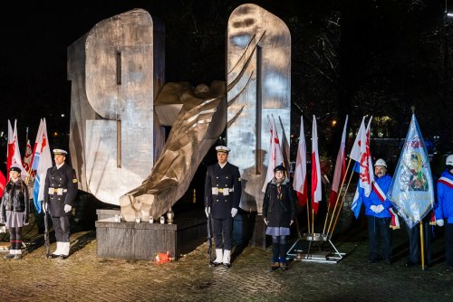 Oficjalne uroczystości upamiętniające ofiary Grudnia '70 rozpoczną się 17 grudnia pod pomnikiem Ofiar Grudnia 1970 (fot. Karol Stańczak // zdjęcie archiwalne)