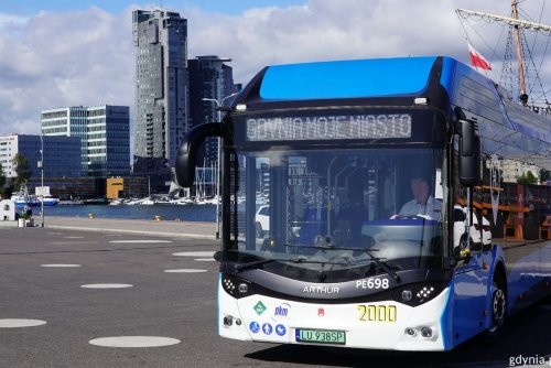 Przez najbliższy tydzień nowoczesny autobus wodorowy będzie kursować na liniach:  S, 105, 125, 159 i 180 (fot. Magdalena Starnawska)
