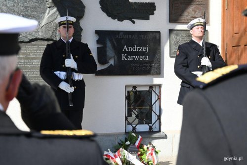 Wieńce złożono w dwóch miejscach pamięci – pod tablicą pamiątkową admirała floty Andrzeja Karwety przy ul. Waszyngtona i tablicą upamiętniająca przy Bazylice Morskiej (fot. Magdalena Starnawska)