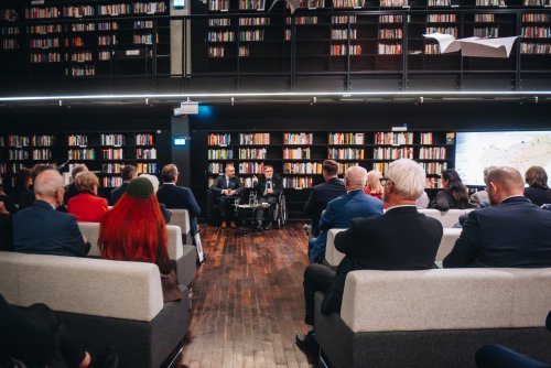 Prelekcja Ákosa Engelmayera – uczestnika powstania węgierskiego oraz wicedyrektora Europejskiego Centrum Solidarności Przemysława Ruchlewskiego z okazji 70. rocznicy powstania węgierskiego (fot. Rafał Mroziński/ archiwum ECS)