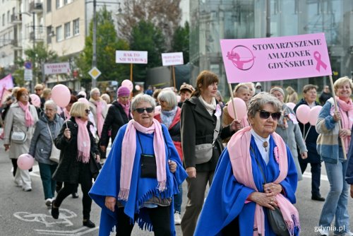 Uczestniczki Marszu Różowej Wstążki na ul. Świętojańskiej (fot. Magdalena Czernek)