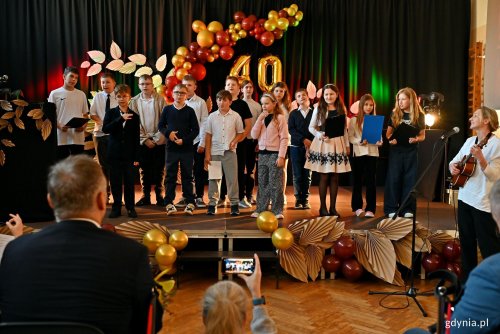 Występ uczniów Szkoły Podstawowej nr 49 dla Dzieci Niedosłyszących podczas uroczystego jubileuszu placówki (fot. Magdalena Czernek)