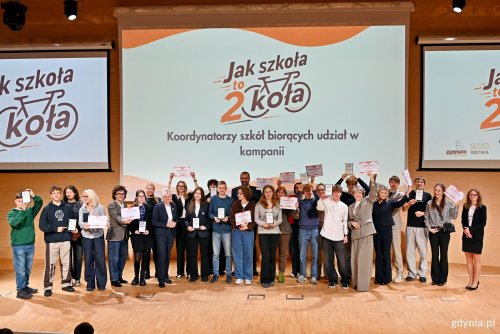 Wspólne zdjęcie przedstawicieli szkół biorących udział w drugiej edycji kampanii „Jak szkoła to dwa koła”, którym towarzyszyły Iwona Tanewska – naczelniczka Wydziału Edukacji Urzędu Miasta Gdyni i Dominika Godlewska - koordynatorka kampanii „Jak szkoła to dwa koła” z ramienia Referatu Zarządzania Ruchem i Mobilnością Urzędu Miasta Gdyni (fot. Magdalena Czernek)