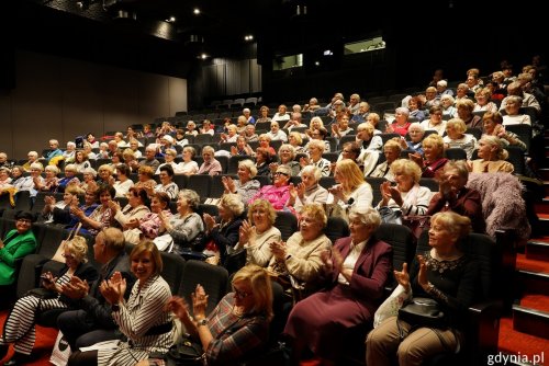 Studenci Gdyńskiego Uniwersytetu Trzeciego Wieku podczas inauguracji nowego semestru w Gdyńskim Centrum Filmowym im. L. Kopcia (fot. Magda Śliżewska)