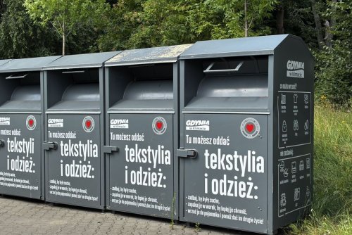 Do pojemników na odzież i tekstylia, powinny trafiać wyłącznie czyste i suche rzeczy nadające się do dalszego użytkowania (fot. Zofia Marczak))