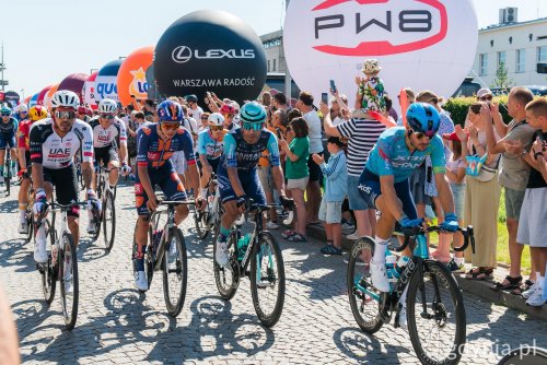 Kolarze podczas startu honorowego 83. Tour de Pologne na Skwerze Kościuszki (fot. Paweł Budziński)