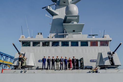 Prezydent Gdyni w towarzystwie Alaina Momperta, Konsula Honorowego Francji na Pomorzu oraz załogi fregaty „Chevalier Paul” (fot. Przemysław Dopke)