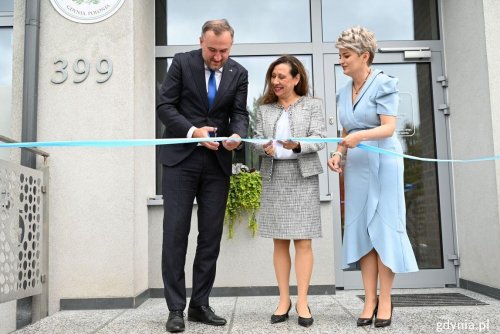 Uroczyste przecięcie wstęgi w Konsulacie Honorowym Republiki Gwatemali w Gdyni. Na zdjęciu: Sandra Noriega Urizar, ambasador Gwatemali w Polsce, Liliana Poszumska, konsul honorowa i Tomasz Augustyniak, wiceprezydent Gdyni (fot. Waldemar Ulanowski)