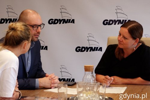 Na zdjęciu (od lewej): Dorota Jalowska z Wydziału Środowiska UM Gdyni, dr Robert Skrzypczyński, Biuro Urbanistyki Wielogatunkowej i Aleksandra Kosiorek, prezydent Gdyni (fot. Sławomir Okoń) 