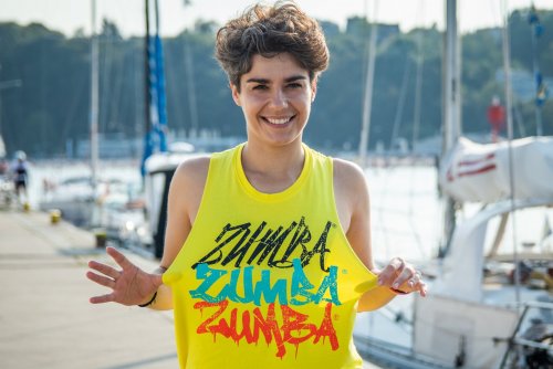 Emilia „Emi” Pankowska - trenerka Zumby na tle żaglówek w Marinie Gdynia (fot. Marcin Okrój)