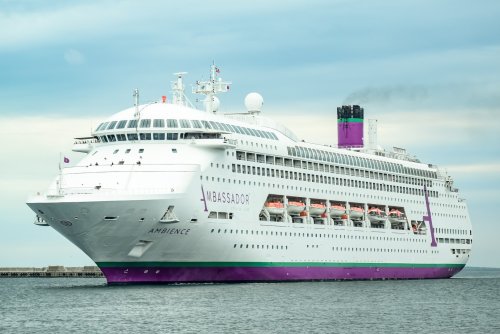 Statek wycieczkowy wchodzący do portu w Gdyni, lekkie chmury na niebie