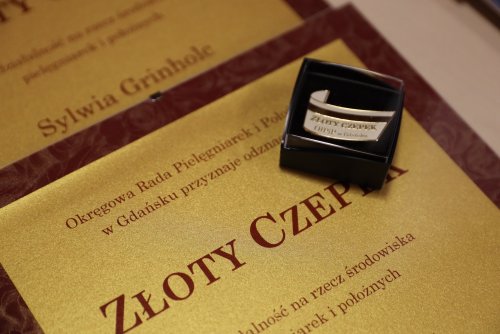 Pielęgniarki z Hospicjum Św. Wawrzyńca i Bursztynowej Przystani z odznaczeniami 