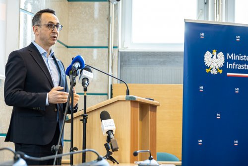 Najprawdopodobniej od kwietnia będzie działał wspólny bilet na SKM, Polregio oraz PKP Intercity. Na zdjęciu Dariusz Klimczak, minister infrastruktury (fot. Kamil Złoch)