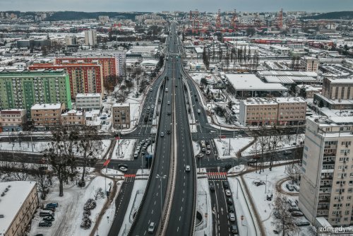 Estakada Kwiatkowskiego z lotu ptaka, zima, śnieg, widoczne zabudowania