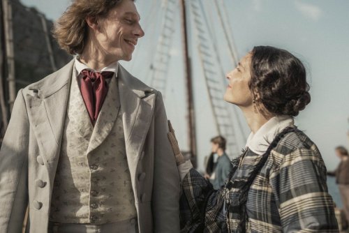 Kadr z filmu „Chopin, Chopin!”, aktorzy na tle statku.