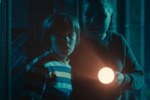 Kadr z filmu „Skarbek i tajemnica magicznego sreberka”, dwaj chłopcy z latarką.