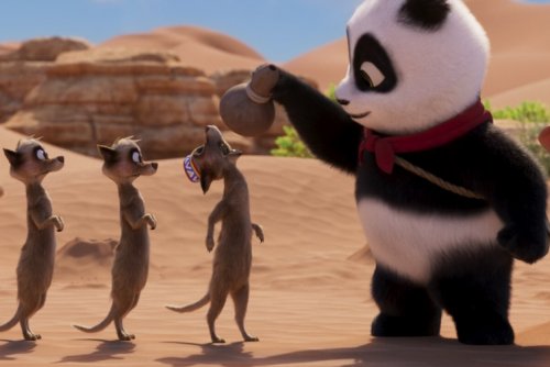 Kadr z filmu „Panda i afrykańska banda”, animowana panda karmi inne zwierzątka.