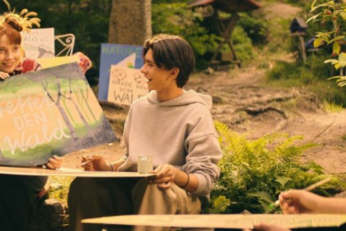 Kadr z filmu „Szkoła Magicznych Zwierząt 3”. Trzej chłopcy malują w plenerze.