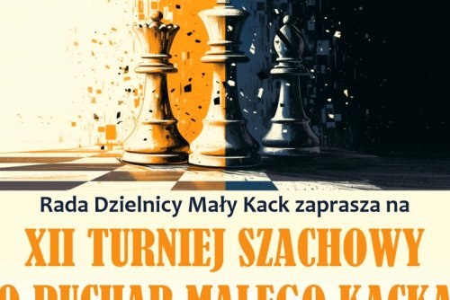 Żólto-granatowy plakat z szachownicą i szachami, promujący turniej szachowy w Małym Kacku.