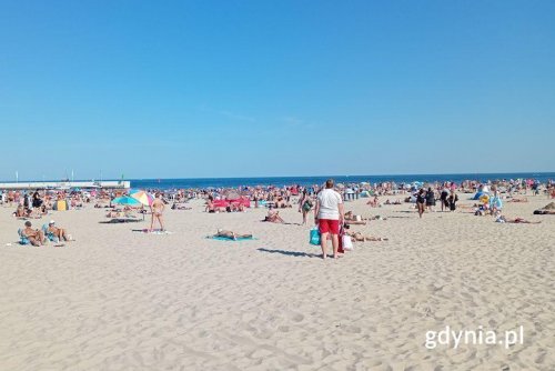 Plaża w Śródmieściu jest non stop oblegana przez spragnionych ochłody turystów i mieszkańców Gdyni (fot. Waldemar Ulanowski)