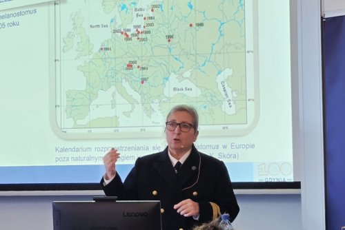 Wykład „Bałtyk – nasze morze. Co naprawdę kryje się w wodach u bram Gdyni?”, który wygłosiła dr hab. Magdalena Bogalecka, prof. UMG. (Fot. Dorota Patzer)