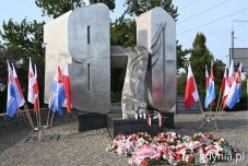 Przedstawiciele władz samorządowych, a także stowarzyszenia związane z NSZZ „Solidarność” złożyli kwiaty przed pomnikiem Ofiar Grudnia 1970 roku w Gdyni (fot. Magdalena Starnawska)