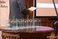Statuetki wręczane laureatom konkursu Asy Samorządu – „Zawsze Pomorze”, fot. Magdalena Śliżewska