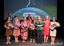 Prezydent Gdyni Aleksandra Kosiorek w towarzystwie dyrektor Bibilioteki Gdynia Natalii Gromow oraz nagrodzonych bibliotekarzy (fot. Magdalena Śliżewska)