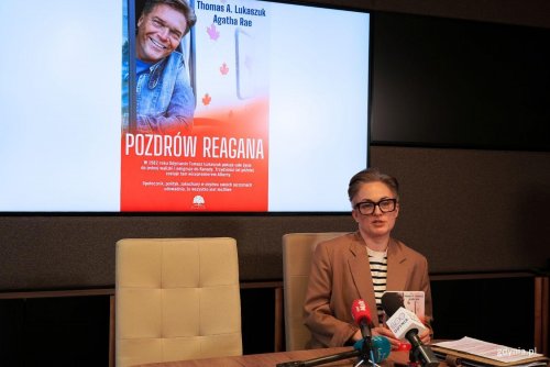 Justyna Sienkiewicz-Baraniak, specjalistka ds. komunikacji z mediami Muzeum Emigracji, podczas konferencji prasowej w Urzędzie Miasta Gdyni zapraszająca na spotkanie autorskie z Thomasem A. Lukaszukiem i Agathą Rae, autorami książki „Pozdrów Reagana” (fot. Magdalena Starnawska)