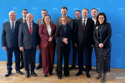 Na zdjęciu (od lewej) m.in.: wójt Sierakowic Mirosław Kuczkowski, prezes OMGGS Michał Glaser, burmistrz Nowego Stawu Jerzy Szałach, prezydent Gdyni Aleksandra Kosiorek, prezydent Sopotu Magdalena Czrzyńska-Jachim, wiceprezydent Gdańska Piotr Grzelak, marszałek województwa pomorskiego Mieczysław Struk, wiceprezydent Gdyni Tomasz Augustyniak, prezydent Gdańska Aleksandra Dulkiewicz (fot. Magdalena Starnawska)