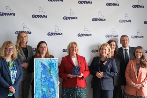 Na zdjęciu (od lewej): kierownik Referatu Spraw Międzynarodowych i Zrównoważonego UM Kilonii Frauke Wiprich, kierownik Referatu Współpracy z Zagranicą UM Gdyni Joanna Leman, naczelnik Biura Prezydenta UM Gdyni Anna Chojnowska, prezydent Gdyni Aleksandra Kosiorek, przewodnicząca Rady Miasta Kilonii Bettina Aust, wiceprezydentka Gdyni Oktawia Gorzeńska, specjalista w Referacie Współpracy z Zagranicą UM Gdyni Monika Pawlińska, koordynator projektów UM Kilonii Robert Sochacki, specjalista w Biurze Prezydenta Miasta Kilonii Cathrin Truckenbrodt (fot. Magdalena Starnawska)