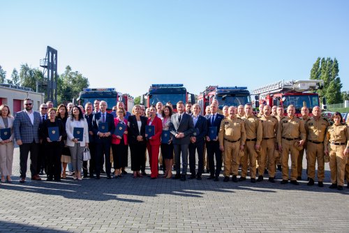 Przedstawiciele samorządów i straży pożarnej podczas podpisania umowy (fot. Natalia Kawalerowicz)