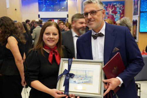 Prezydent Aleksandra Kosiorek przekazała dyrektorowi naczelnemu UCK Jakubowi Kraszewskiemu pamiątkową grafikę Gdyni (fot. Magda Śliżewska)