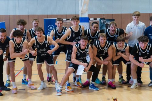 Zwycięska drużyna BSA AMW Arka Gdynia po wygraniu turnieju kwalifikacyjnego do Centralnej Ligi Juniorów (fot. Paweł Budziński)