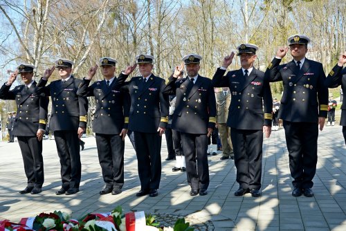 Przedstawiciele Marynarki Wojennej z kadm. Andrzejem Ogrodnikiem – dowódcą 3. Flotylli Okrętów na czele – składający kwiaty pod pomnikiem Ofiar Katynia podczas uroczystości z okazji Dnia Pamięci Ofiar Zbrodni Katyńskiej w roku 2025 (fot. Magdalena Czernek)